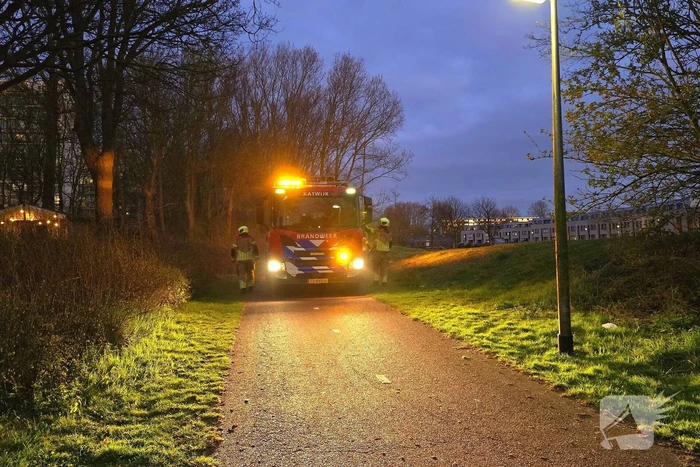 Brandweer dooft smeulende rommel