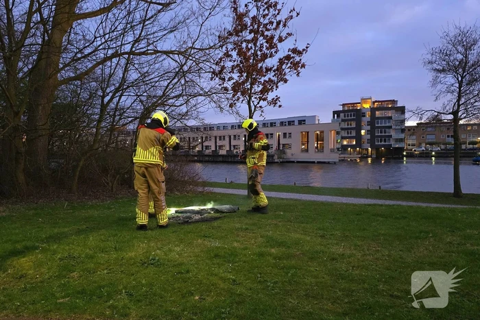 Brandweer dooft smeulende rommel