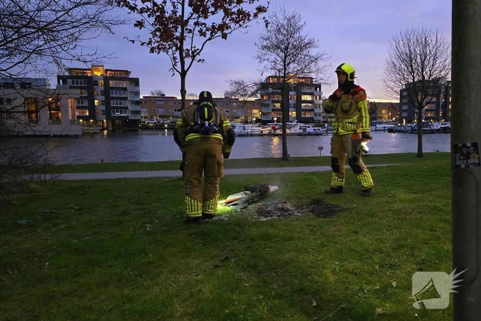 Brandweer dooft smeulende rommel