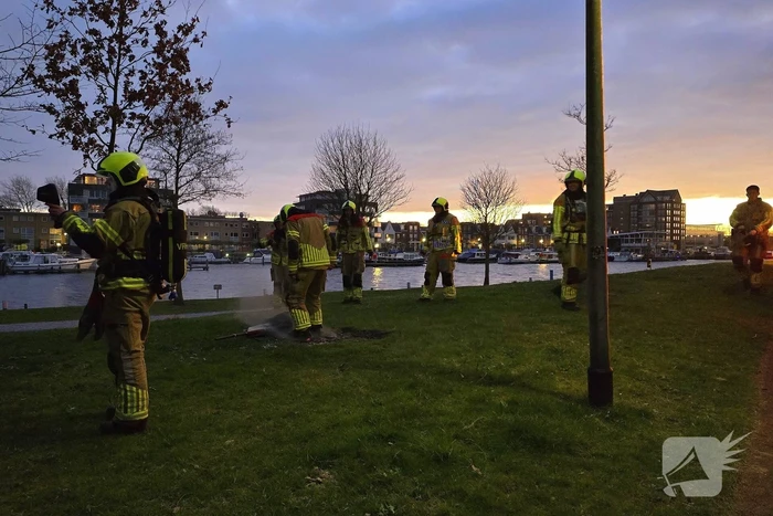 Brandweer dooft smeulende rommel