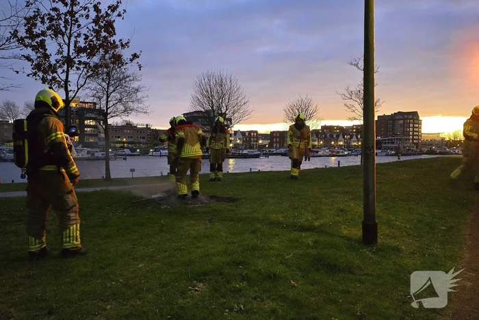 Brandweer dooft smeulende rommel