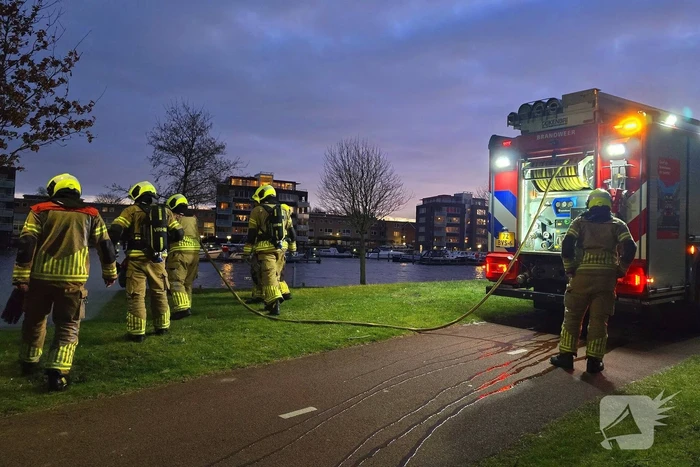 Brandweer dooft smeulende rommel