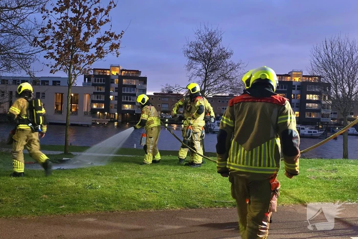 Brandweer dooft smeulende rommel