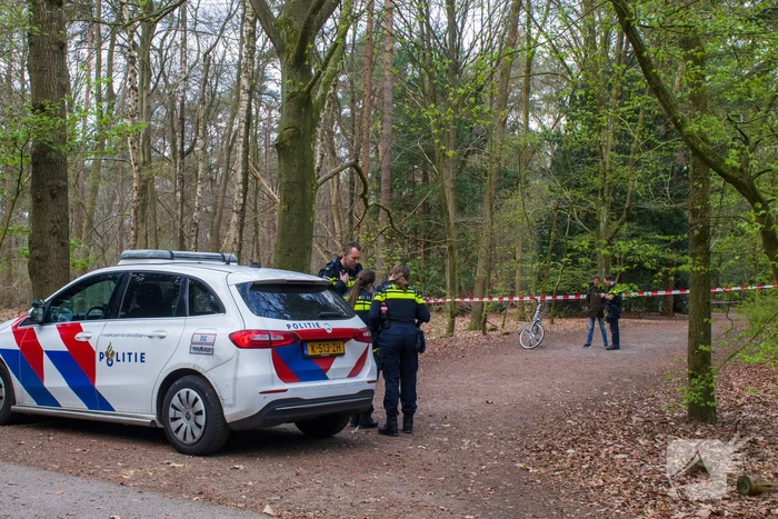 Overleden persoon aangetroffen in bos Politie doet onderzoek