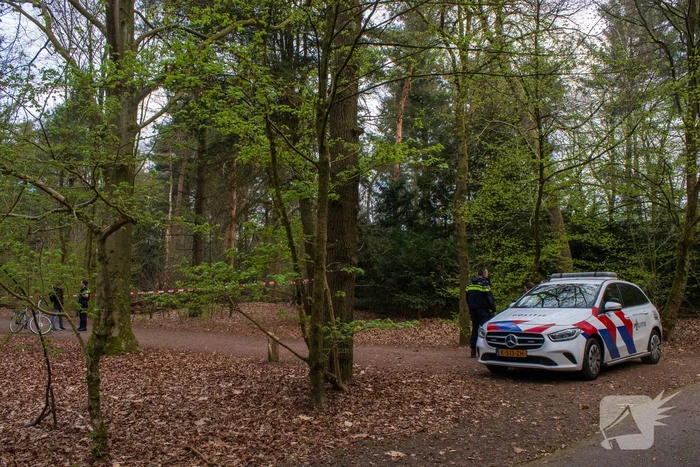 Overleden persoon aangetroffen in bos Politie doet onderzoek