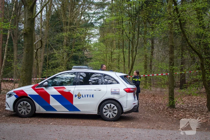 Overleden persoon aangetroffen in bos Politie doet onderzoek
