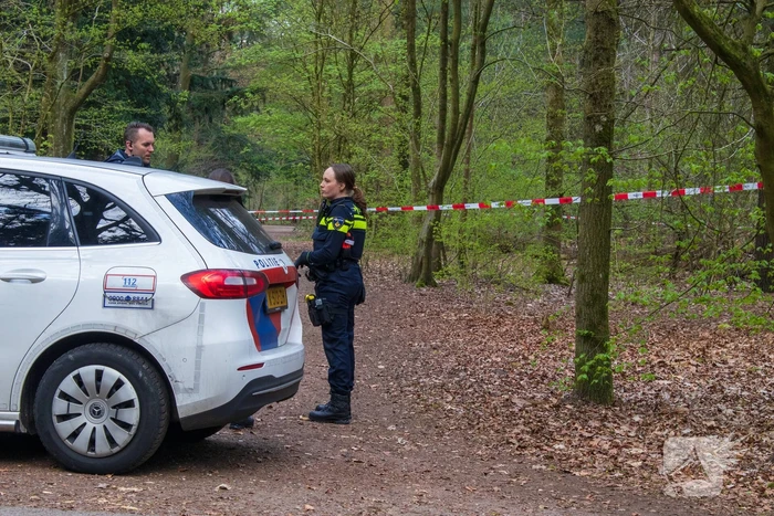Overleden persoon aangetroffen in bos Politie doet onderzoek
