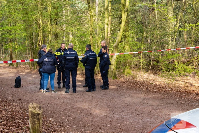 Overleden persoon aangetroffen in bos Politie doet onderzoek