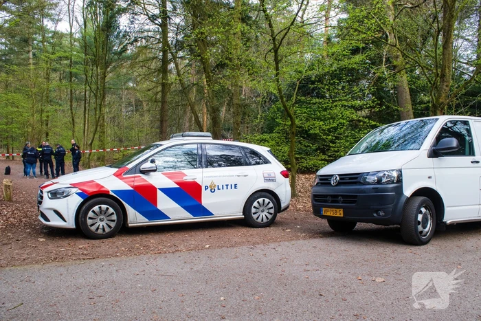 Overleden persoon aangetroffen in bos Politie doet onderzoek
