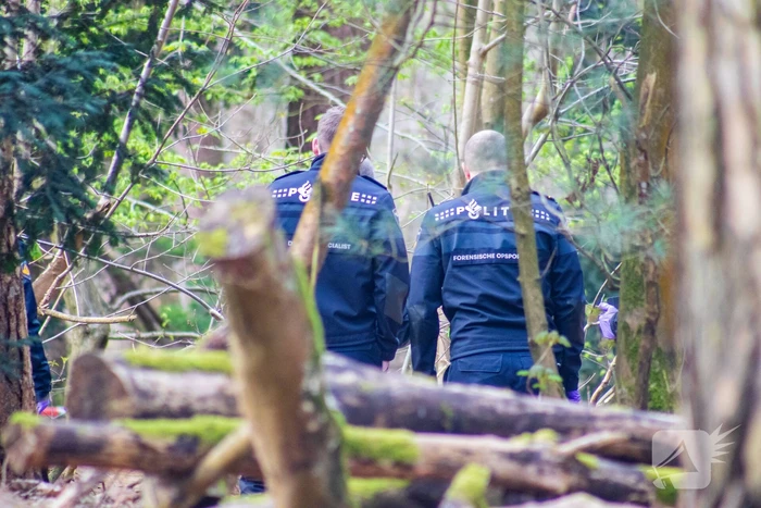Overleden persoon aangetroffen in bos Politie doet onderzoek