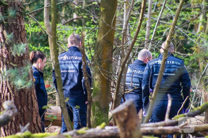 Overleden persoon aangetroffen in bos Politie doet onderzoek