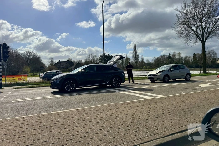 Defect verkeerslicht veroorzaakt kopstaart botsing