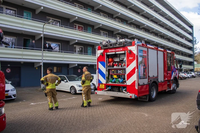 Brand in flatwoning snel onder controle