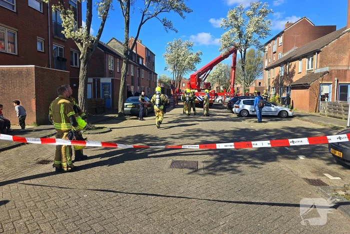 Brandweer schaalt op bij woningbrand