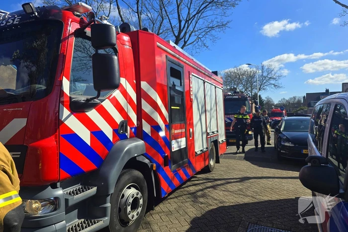 Brandweer schaalt op bij woningbrand