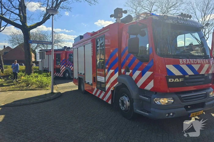 Brandweer schaalt op bij woningbrand