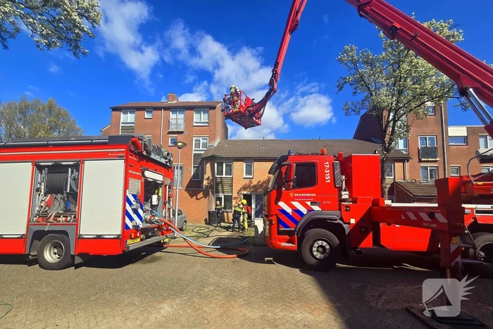 Brandweer schaalt op bij woningbrand