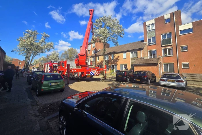 Brandweer schaalt op bij woningbrand
