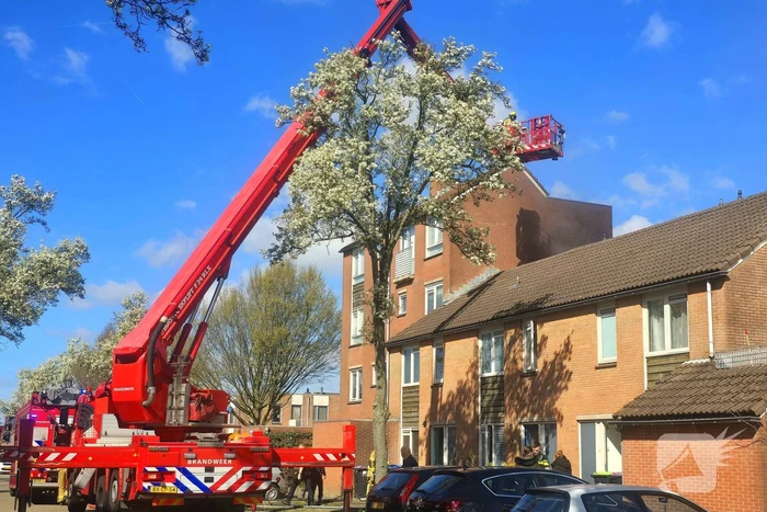 Brandweer schaalt op bij woningbrand