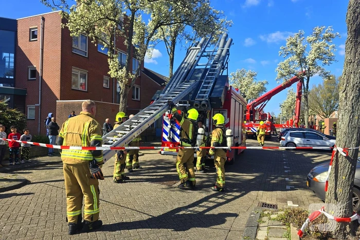 Brandweer schaalt op bij woningbrand