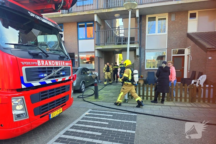 Brand in portiekflat snel onder controle