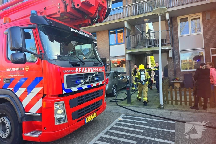 Brand in portiekflat snel onder controle