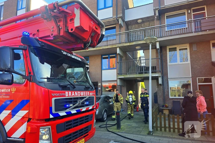 Brand in portiekflat snel onder controle