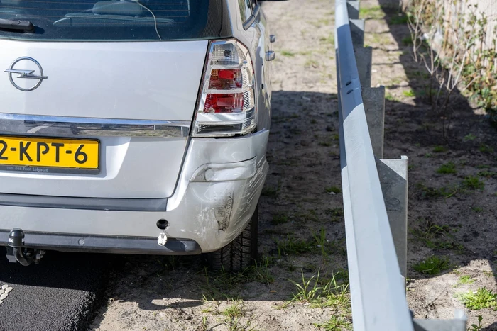 Schade en vertraging na kop-staartbotsing