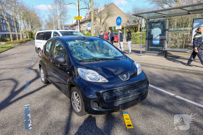 Overstekende voetgangen geschept door auto