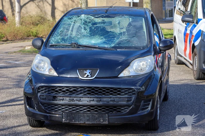 Overstekende voetgangen geschept door auto