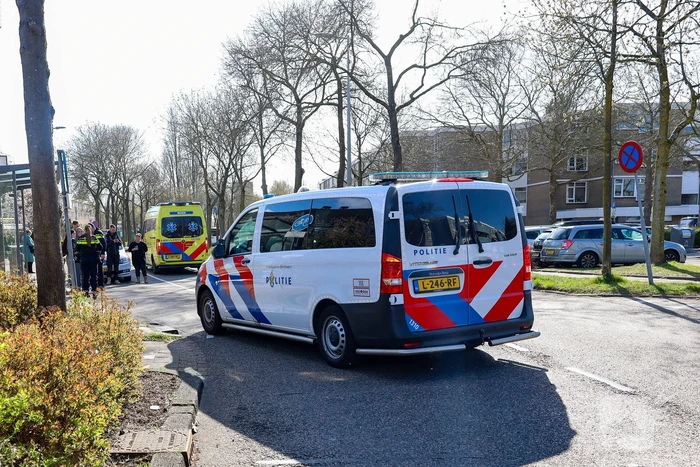 Overstekende voetgangen geschept door auto