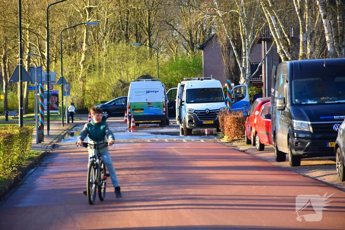 Straten onder water door gesprongen waterleiding