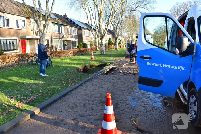 Straten onder water door gesprongen waterleiding