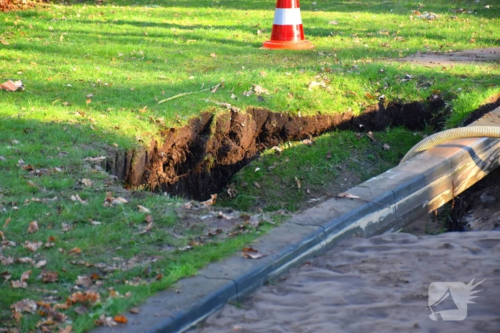 Straten onder water door gesprongen waterleiding