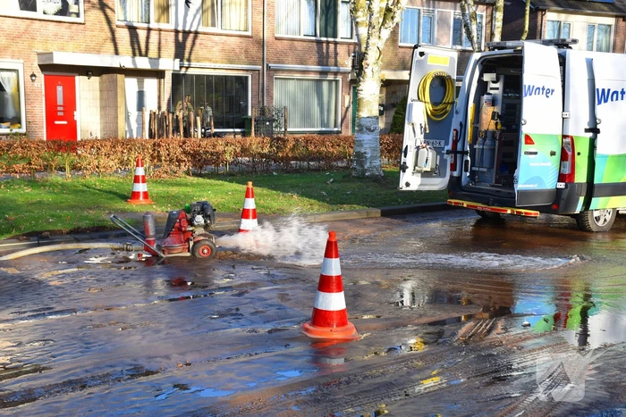 Straten onder water door gesprongen waterleiding