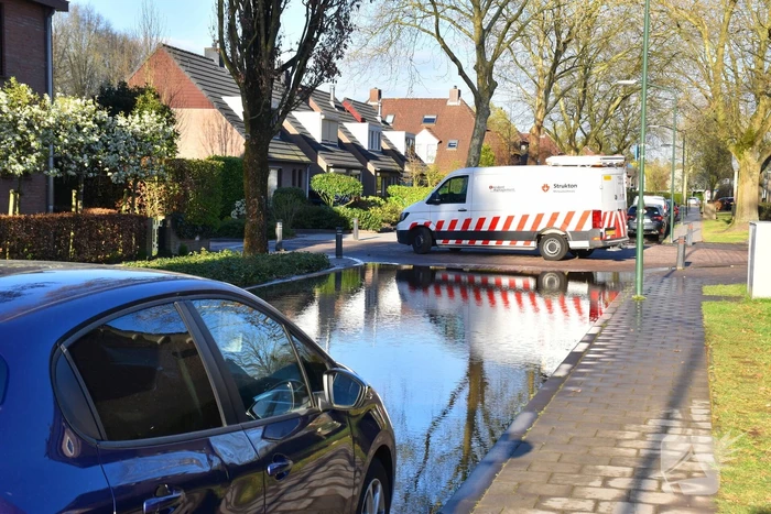 Straten onder water door gesprongen waterleiding