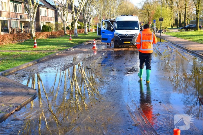 Straten onder water door gesprongen waterleiding