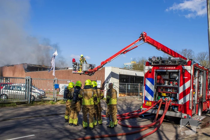 Brandweer groots ingezet bij brand in gebouw