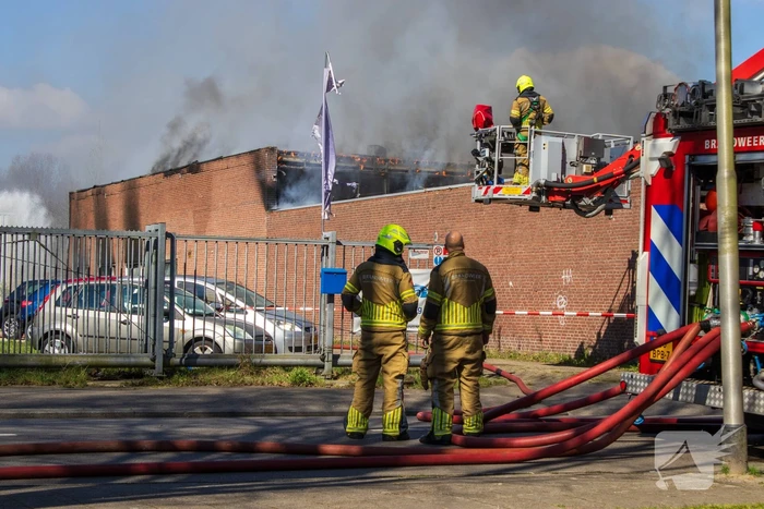 Brandweer groots ingezet bij brand in gebouw
