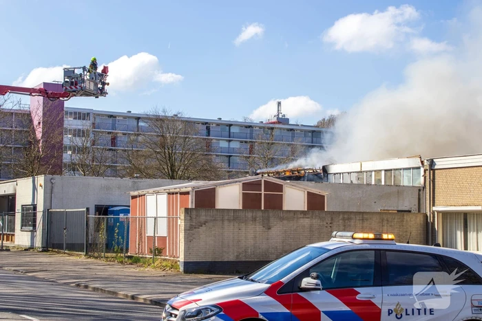 Brandweer groots ingezet bij brand in gebouw
