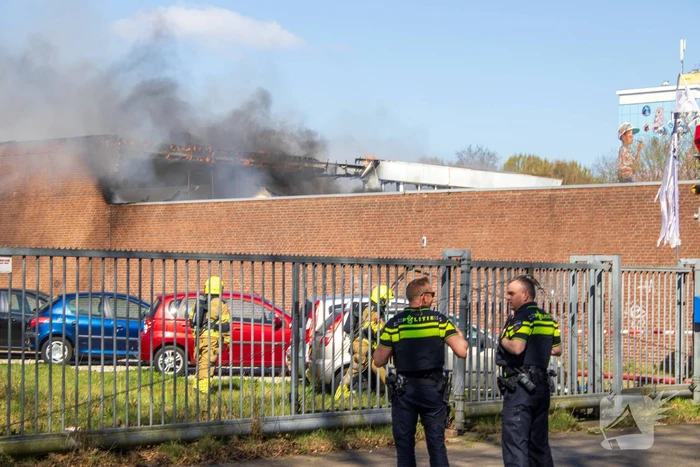 Brandweer groots ingezet bij brand in gebouw