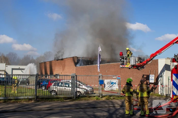 Brandweer groots ingezet bij brand in gebouw