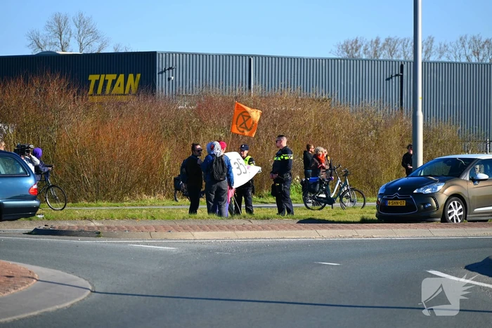 Extinction Rebellion demonstreerd bij vliegbasis