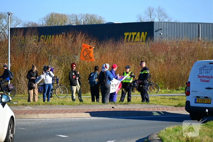 Extinction Rebellion demonstreerd bij vliegbasis