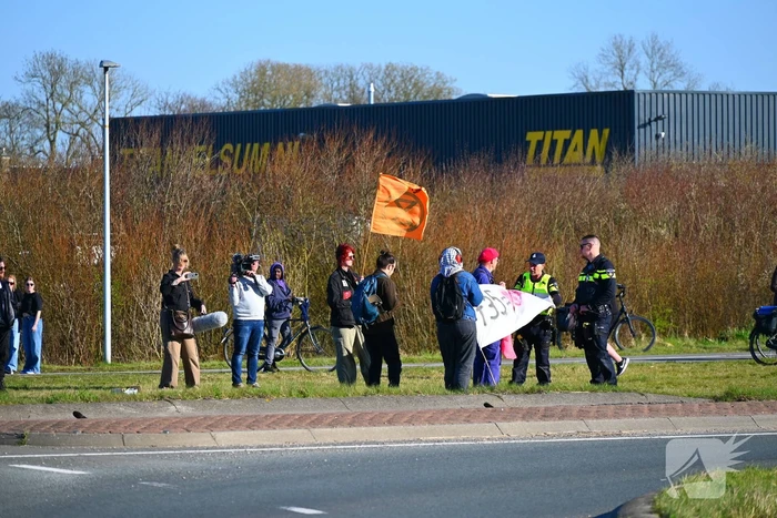 Extinction Rebellion demonstreerd bij vliegbasis