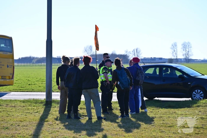 Extinction Rebellion demonstreerd bij vliegbasis