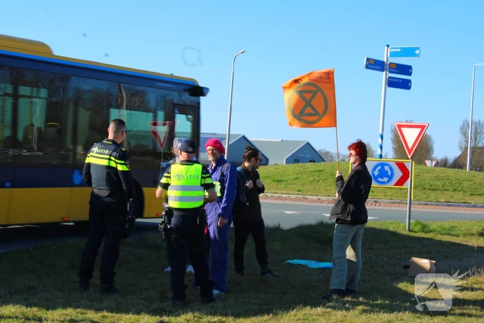 Extinction Rebellion demonstreerd bij vliegbasis