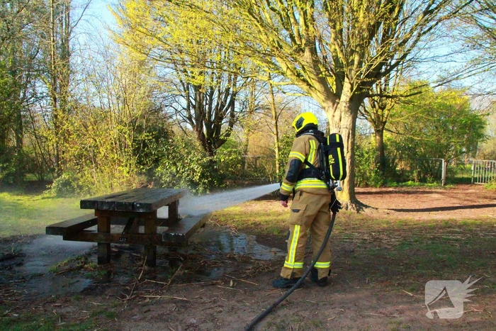 Picknicktafel in brand