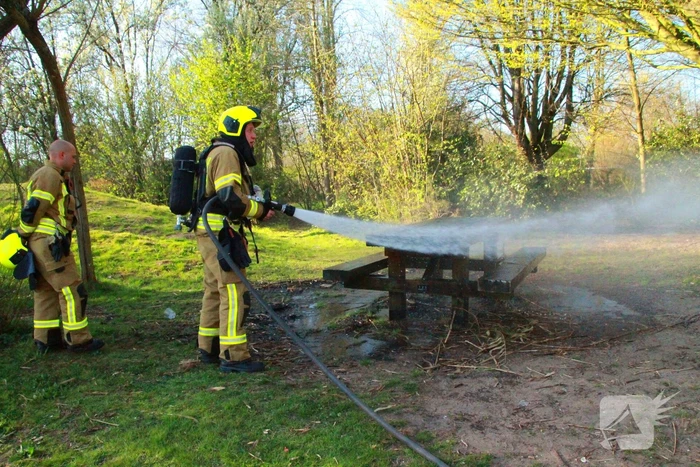 Picknicktafel in brand