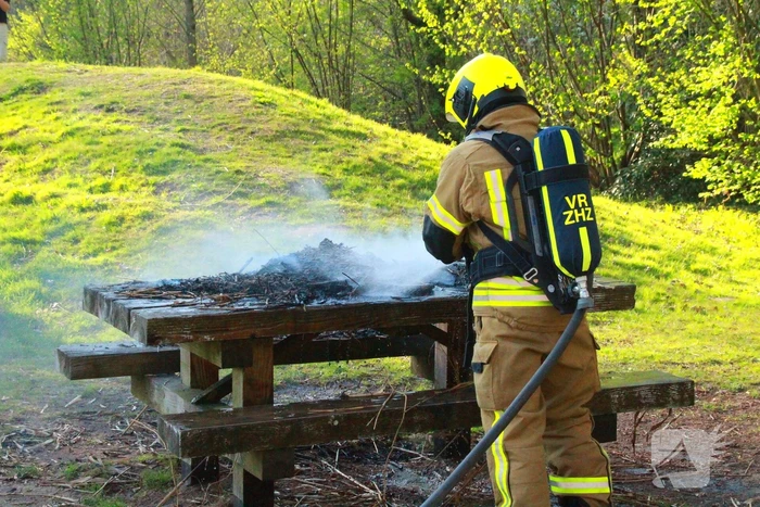 Picknicktafel in brand